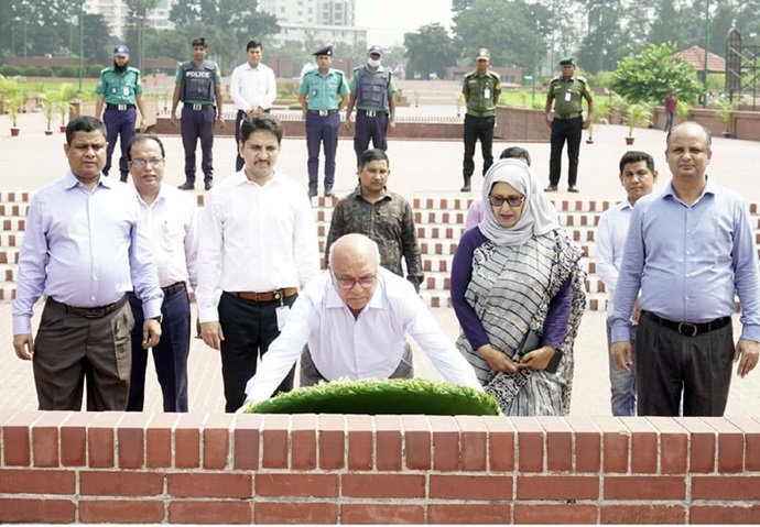 জাতীয় স্মৃতিসৌধে বীর শহীদদের প্রতি মুক্তিযুদ্ধ বিষয়ক উপদেষ্টার শ্রদ্ধা নিবেদন