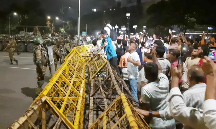 বঙ্গভবনের সামনে বিক্ষোভে দুই শিক্ষার্থীসহ আহত ৩