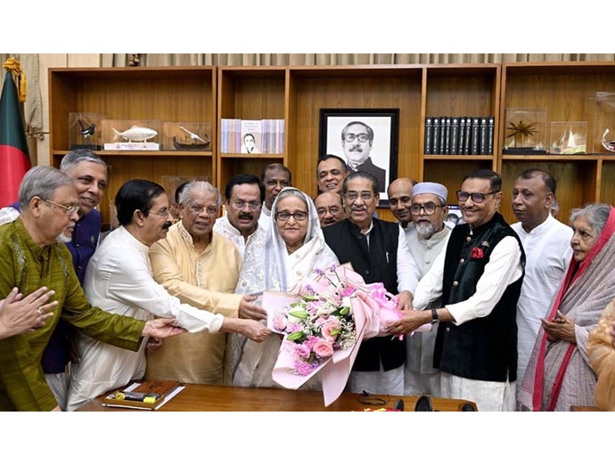 প্রধানমন্ত্রী গণভবনে দলীয় নেতাদের সঙ্গে ঈদের শুভেচ্ছা বিনিময় করলেন