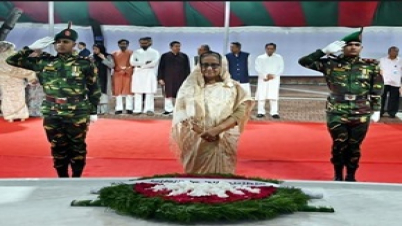 টুঙ্গিপাড়ায় বঙ্গবন্ধুর প্রতিকৃতিতে শ্রদ্ধা নিবেদন করেছেন