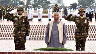 জাতীয় স্মৃতি সৌধে প্রধান উপদেষ্টার শ্রদ্ধা